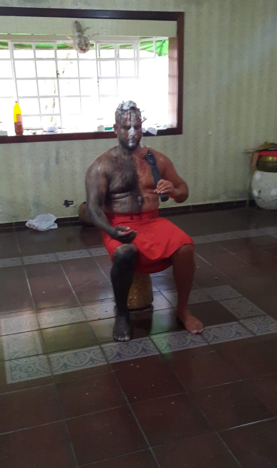 Dirigente do Templo da Serpente Negra em traje ritual com pintura corporal